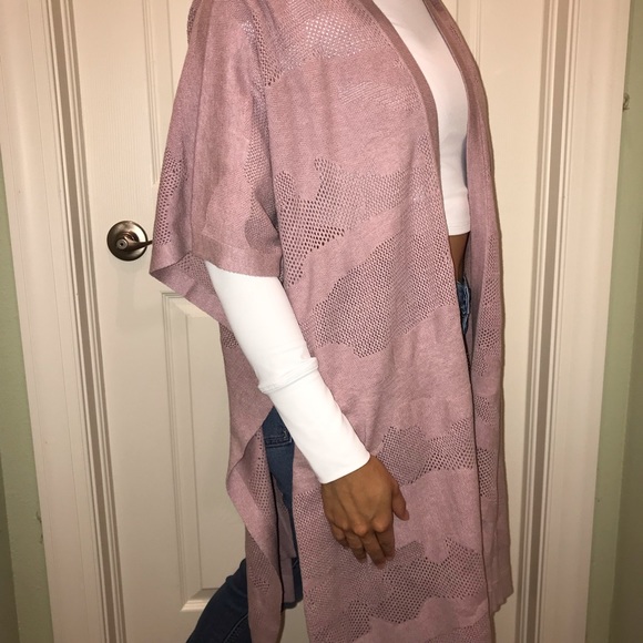 β’ Lululemon find your light wrap pink lightweight - Picture 2 of 6